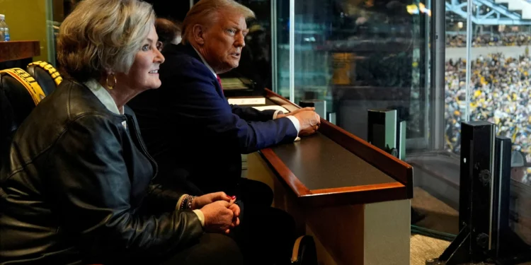 Trump seguirá atacando barcos até Maduro se render, diz chefe de gabinete