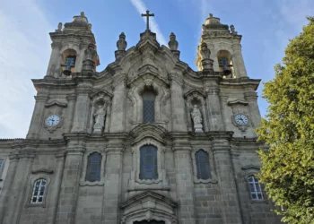 Basílica dos Congregados distribui 14 toneladas de alimentos a famílias carenciadas