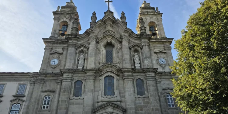 Basílica dos Congregados distribui 14 toneladas de alimentos a famílias carenciadas
