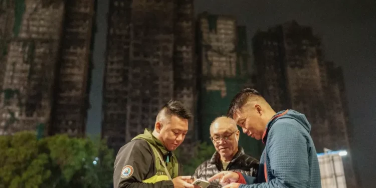 Hong Kong enfrenta traumas e exige respostas um mês após incêndio histórico