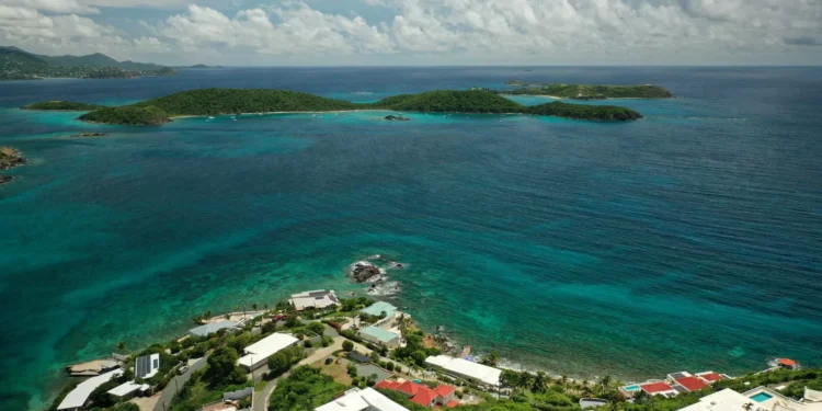 Reveladas fotografias e vídeos da ilha privada de Jeffrey Epstein