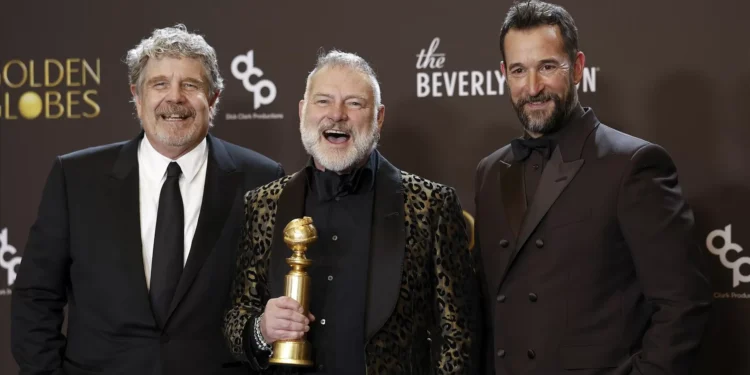 “The Pitt” e “Adolescência” vencem maiores prémios de TV nos Globos de Ouro