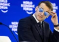 “Eye of the Tiger”: Macron aparece de óculos de sol num evento oficial