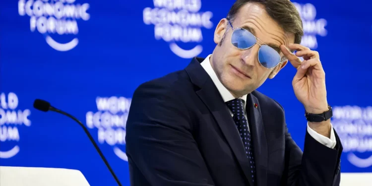 “Eye of the Tiger”: Macron aparece de óculos de sol num evento oficial