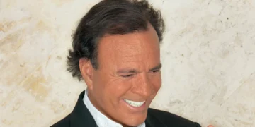 Cantor Julio Iglesias investigado após denúncias de abusos sexuais