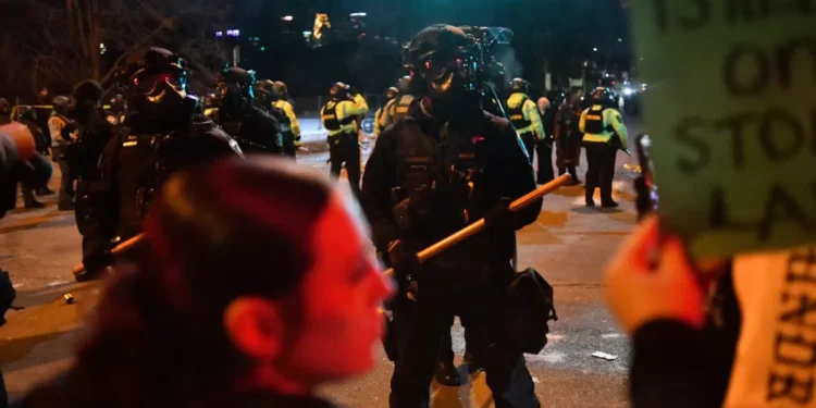 Agente do ICE atira em venezuelano durante operação em Mineápolis