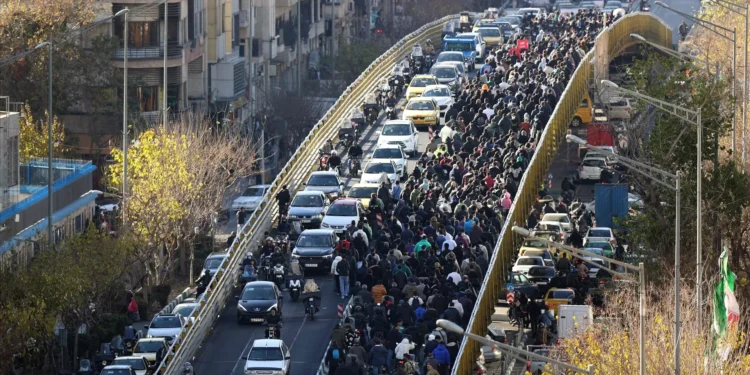 Sobe para 500 número de mortes nos protestos contra regime do Irão