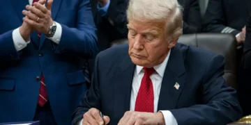 Trump anuncia tarifa de 25% para quem fizer negócio com Irã; país é parceiro do Brasil