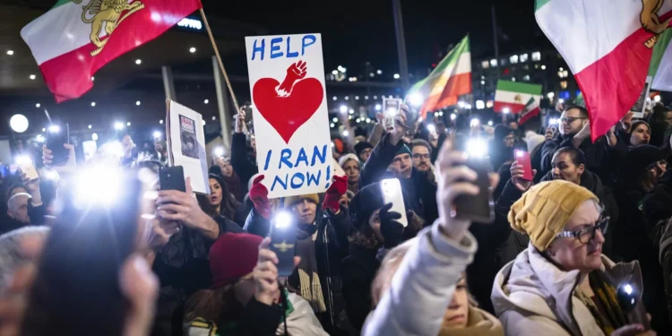 “Espero que os protestos acabem com o regime”. Como vive Joe a distância e o silêncio da família iraniana?