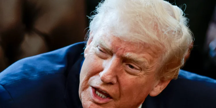 Trump diz que monitora protestos no Irã e avalia opções “fortes”