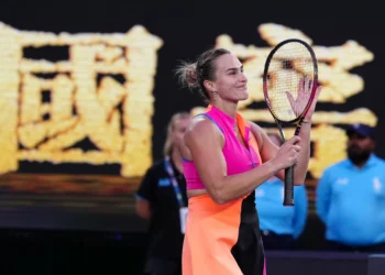 Sabalenka leva susto no 1º set, mas avança no Australian Open
