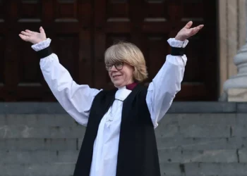 Primeira mulher líder da Igreja Anglicana confirmada em cerimónia ancestral