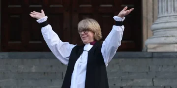 Primeira mulher líder da Igreja Anglicana confirmada em cerimónia ancestral
