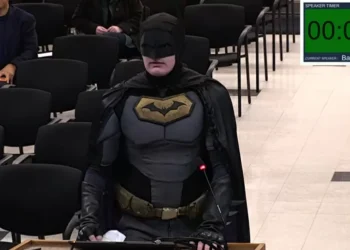 ‘Batman’ discursa contra o ICE em prefeitura na Califórnia