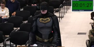 ‘Batman’ discursa contra o ICE em prefeitura na Califórnia