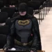 ‘Batman’ discursa contra o ICE em prefeitura na Califórnia