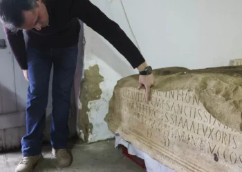 Descoberta base de antiga estátua romana epigrafada com duas toneladas em Faro