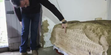 Descoberta base de antiga estátua romana epigrafada com duas toneladas em Faro