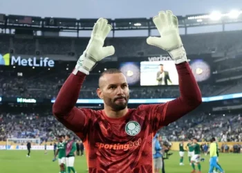 Palmeiras se incomoda com negociação entre Weverton e Grêmio; entenda