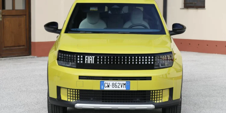 Fiat Argo 2027 será o nome do Grande Panda no Brasil; entenda