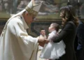Leão XIV batiza 20 bebés na Capela Sistina e volta a apelar à paz