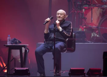 Phil Collins revela problemas de saúde e necessidade de enfermeira 24 horas