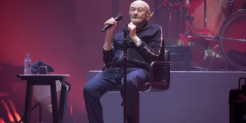 Phil Collins revela problemas de saúde e necessidade de enfermeira 24 horas