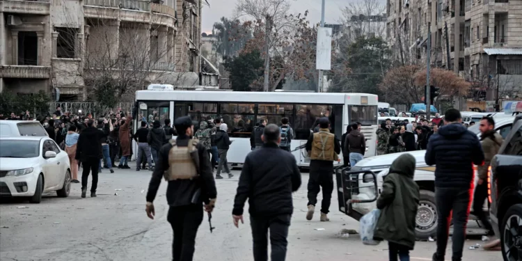 EUA lançam ataques em larga escala na Síria contra Estado Islâmico