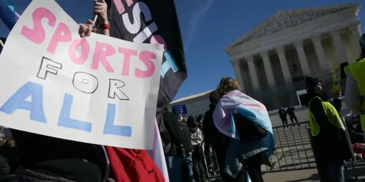Suprema Corte dos EUA debate veto a atletas trans em esportes femininos
