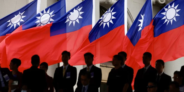 Navios chineses começam a retirar-se da zona em redor de Taiwan