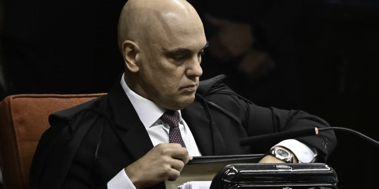 Moraes diz que há campanha contra STF ao mandar Bolsonaro para Papudinha