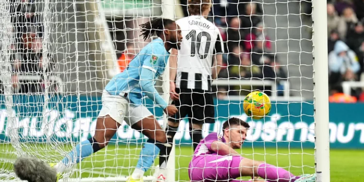 Manchester City vence Newcastle e abre vantagem na semi da Copa da Liga