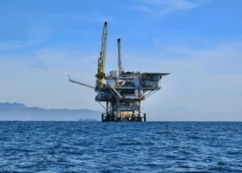 Preços do petróleo caem cerca de 1% após ataque dos EUA na Venezuela