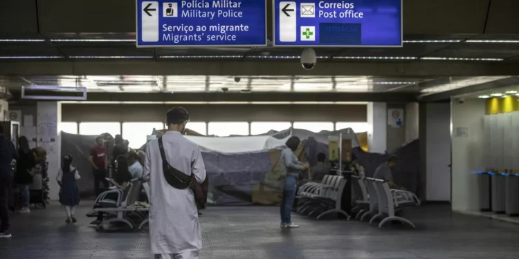 Fluxo migratório entre Brasil e Venezuela desceu para metade este ano