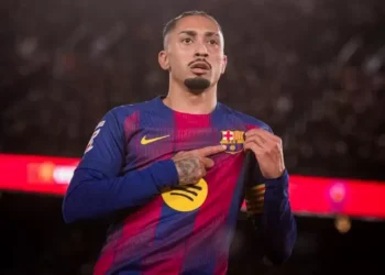 Raphinha recebe prêmio de Esportista do Ano de 2025 em cerimônia na Espanha