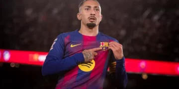 Raphinha recebe prêmio de Esportista do Ano de 2025 em cerimônia na Espanha