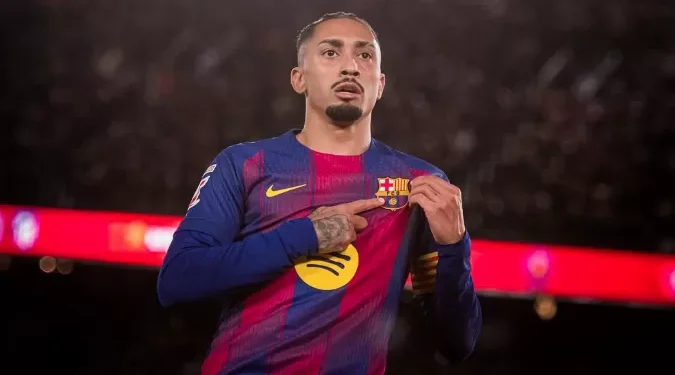 Raphinha recebe prêmio de Esportista do Ano de 2025 em cerimônia na Espanha