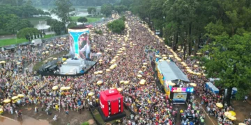 Sob chuva, Alceu Valença se apresenta no pré-carnaval de São Paulo