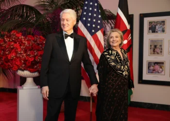 Bill e Hillary Clinton concordam em depor à Câmara sobre o caso Epstein
