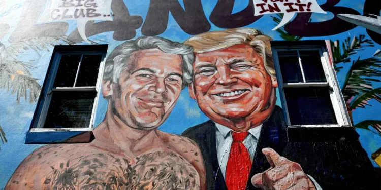 Caso Epstein: governo dos EUA é acusado de suposta omissão de arquivos que mencionam Trump