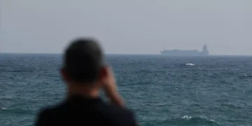 Irão fecha parcial e temporariamente estreito de Ormuz por motivos de segurança