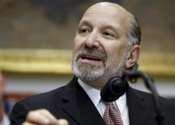 Secretário do Comércio dos EUA confirma visita à ilha de Epstein em 2012