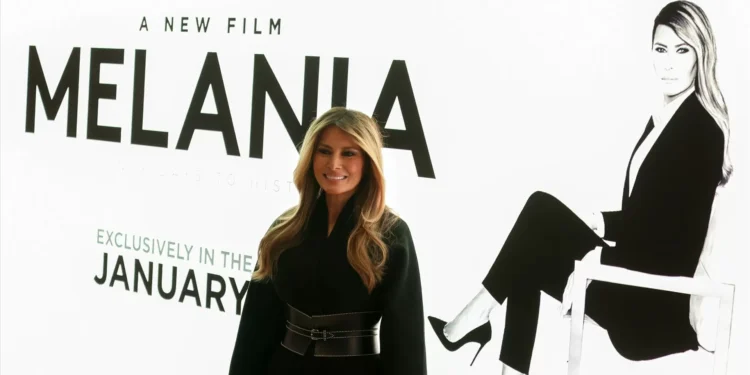 Realizador de documentário sobre Melania Trump surge em fotos com Epstein