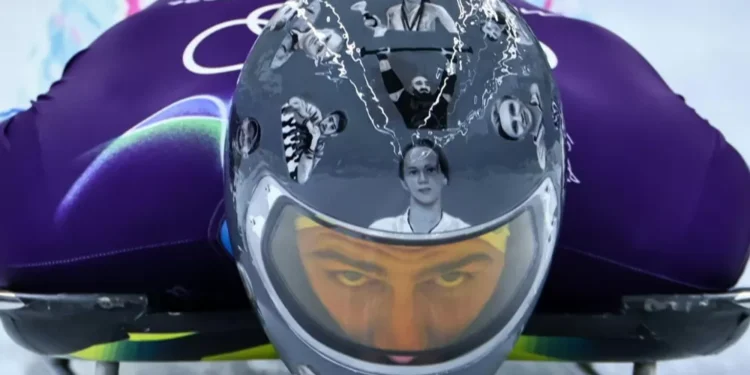 Atleta é eliminado após usar capacete em homenagem a ucranianos mortos na guerra