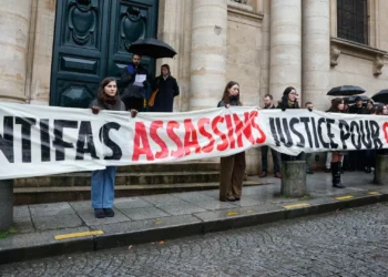 França: Assessores parlamentares detidos em caso de homicídio de militante de extrema-direita