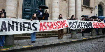 França: Assessores parlamentares detidos em caso de homicídio de militante de extrema-direita