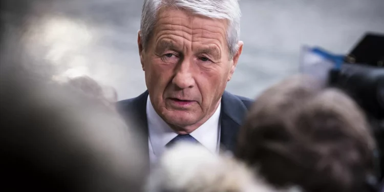 Antigo primeiro-ministro da Noruega acusado de corrupção por ligações a Epstein