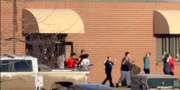 Vídeo mostra momento em que alunos fogem de atentado no Canadá; veja