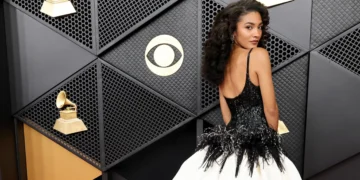 Grammy 2026: Olivia Dean ganha prêmio de Artista Revelação