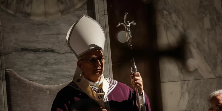 Leão XIV: “Nas cinzas que recebemos sentimos o peso do mundo em chamas”